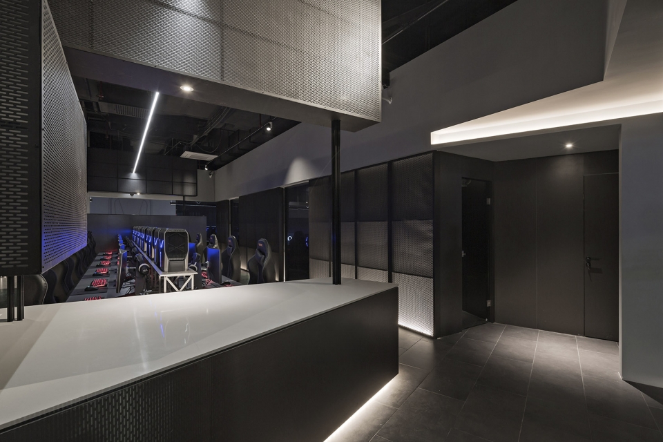 BEE e sports club 2.0 Phoenm Studio