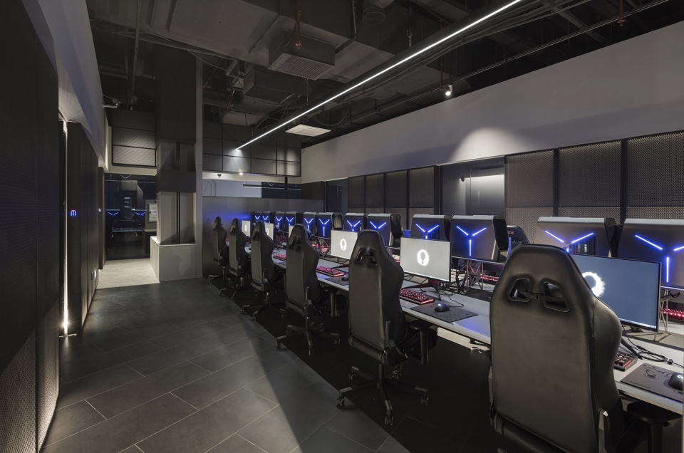 BEE e sports club 2.0 Phoenm Studio