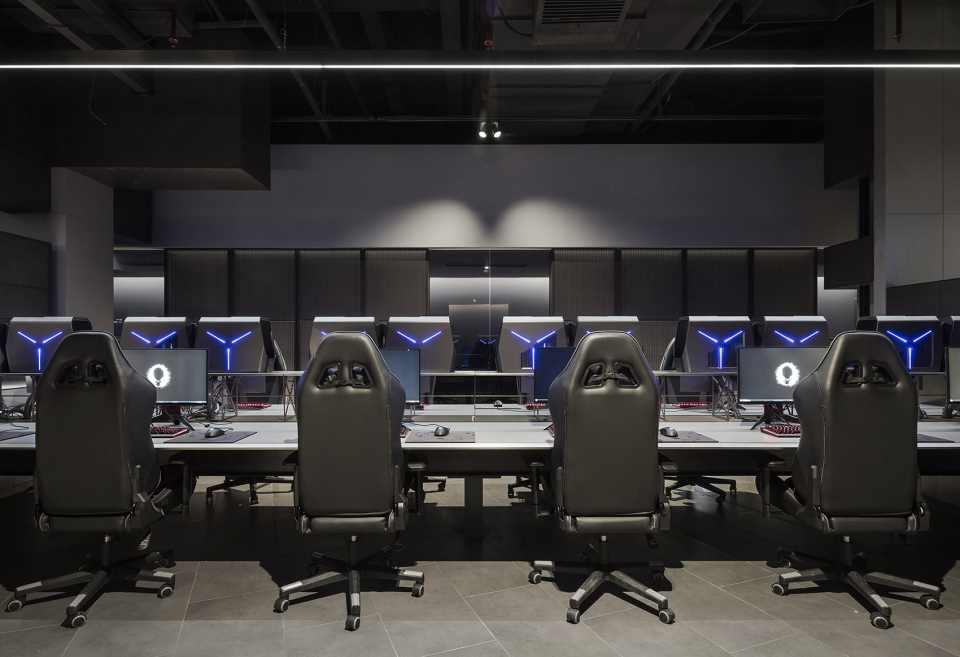 BEE e sports club 2.0 Phoenm Studio