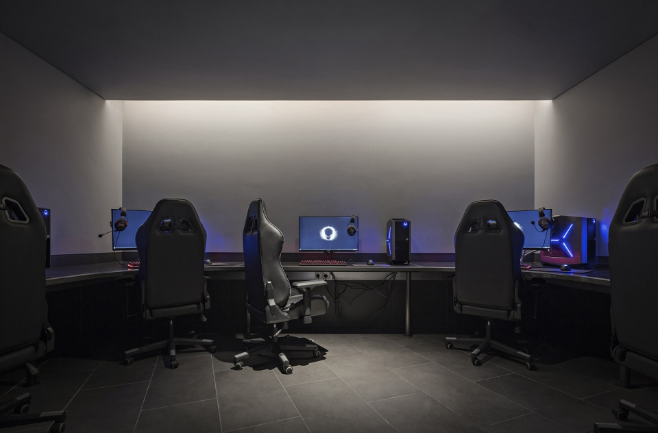 BEE e sports club 2.0 Phoenm Studio