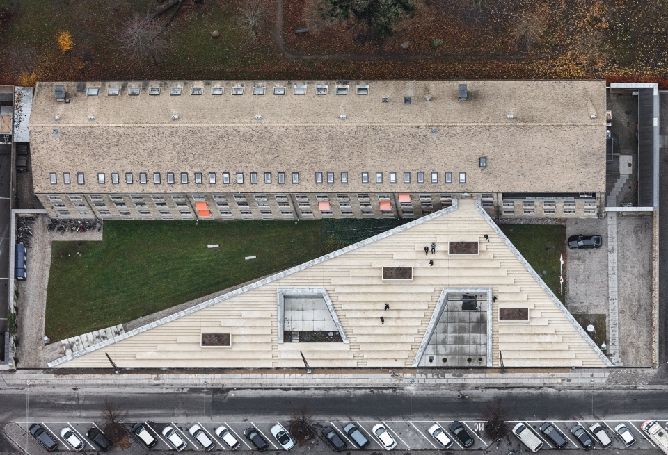 red cross volunteer house by cobe