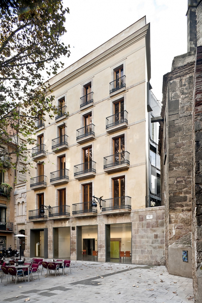 toy library and offices by taller 9s arquitectes