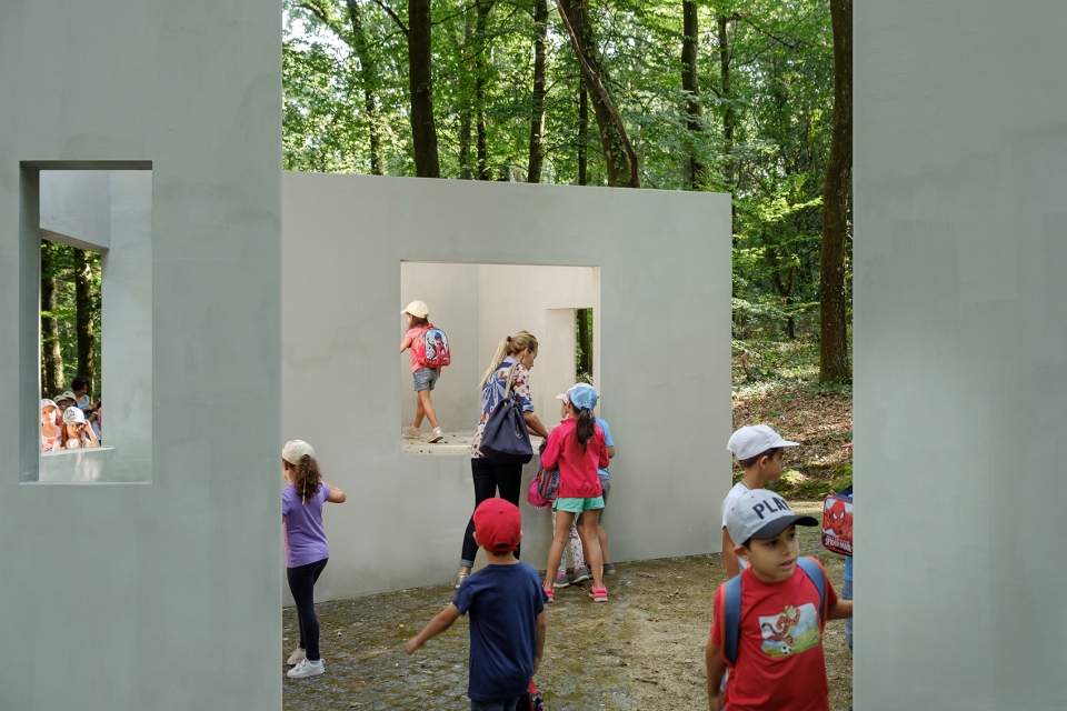 the garden of framed scenes by the open workshop