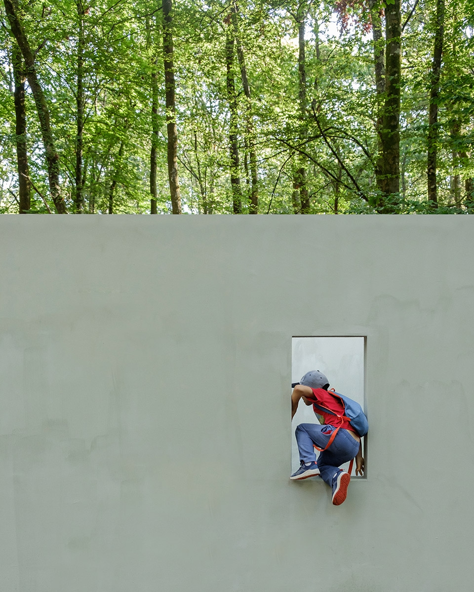the garden of framed scenes by the open workshop