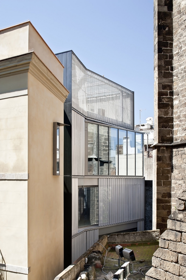 toy library and offices by taller 9s arquitectes