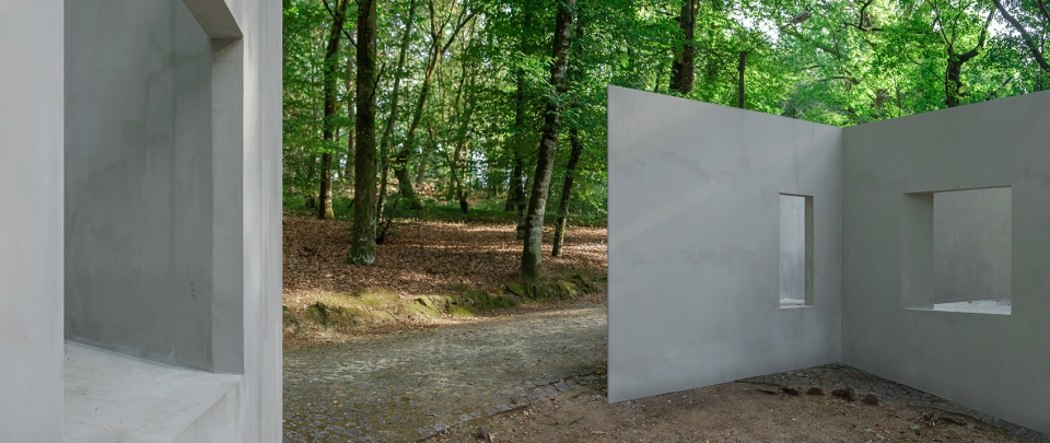 the garden of framed scenes by the open workshop