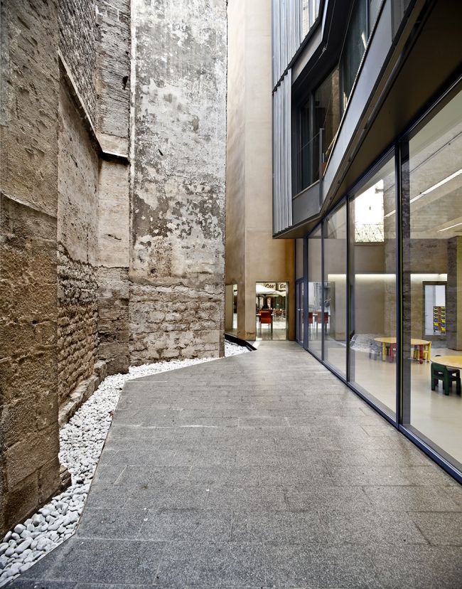 toy library and offices by taller 9s arquitectes