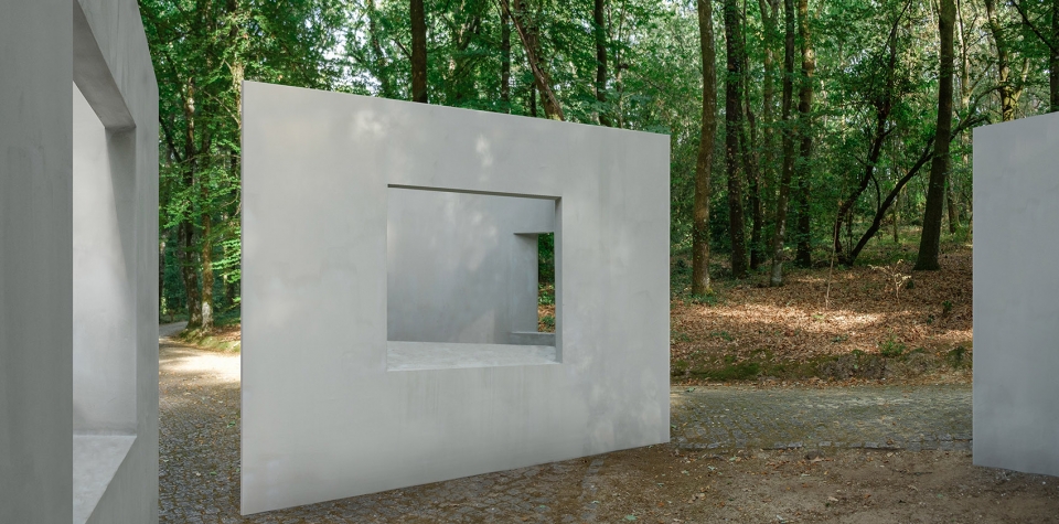 the garden of framed scenes by the open workshop