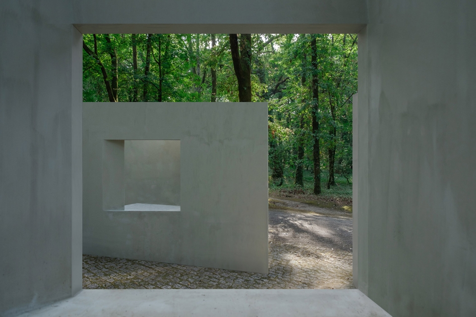 the garden of framed scenes by the open workshop