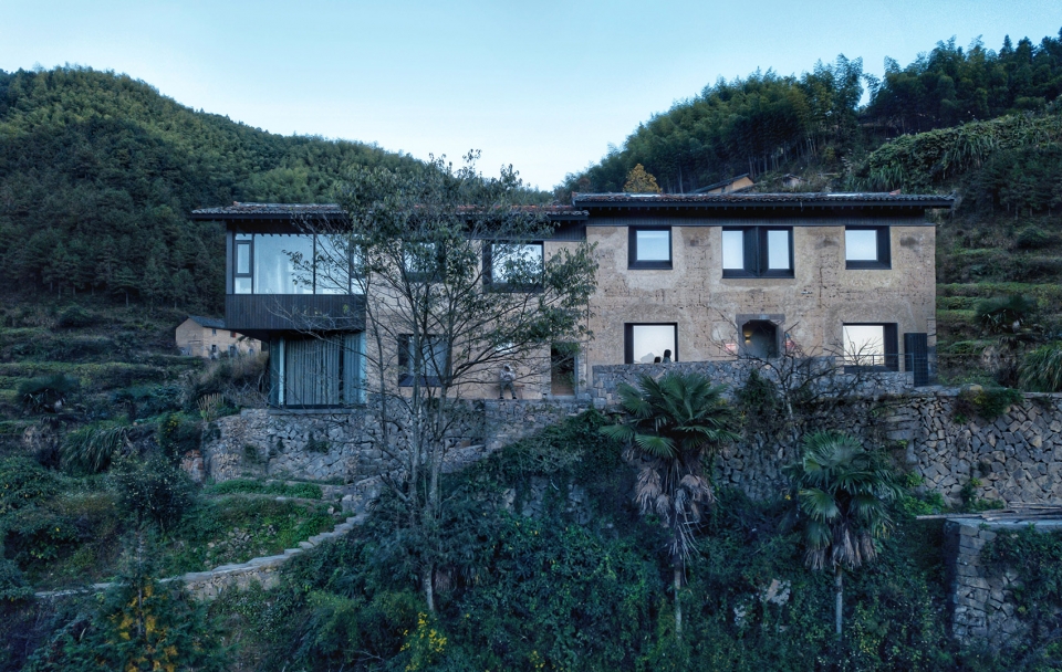 Stray Birds Art Hotel Line