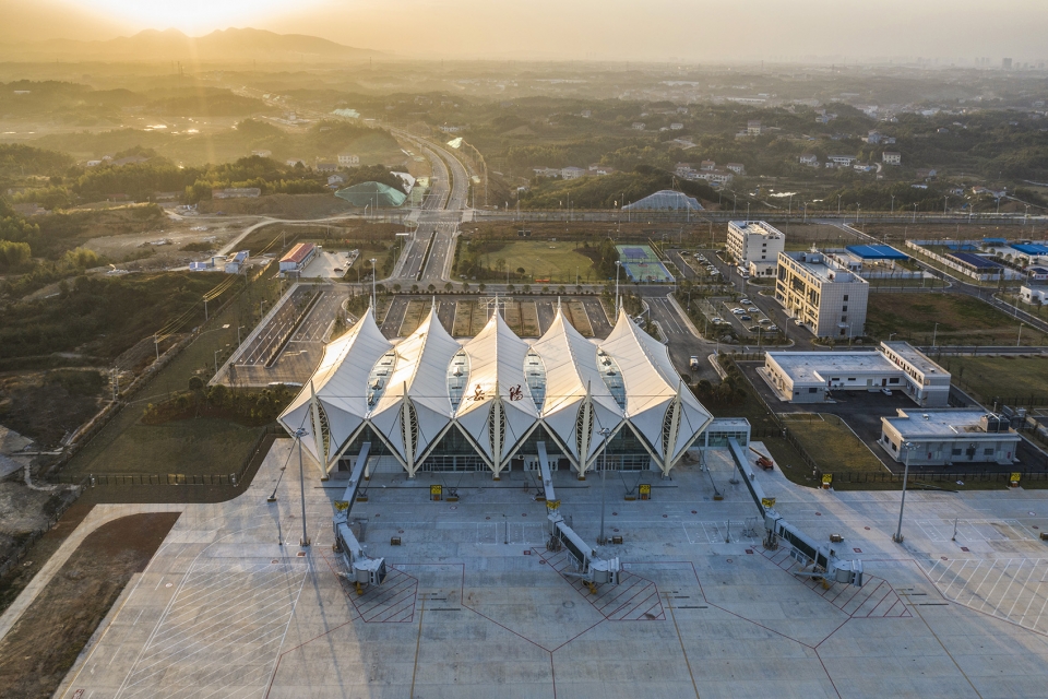 terminal building of yueyang sanhe airport china by tao zhi studio architectural design and research institute of scut