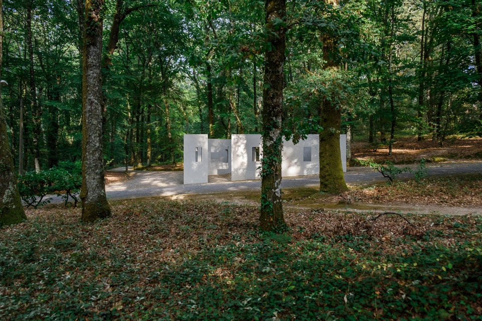the garden of framed scenes by the open workshop