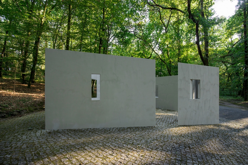 the garden of framed scenes by the open workshop