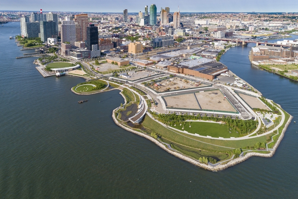 hunters point south waterfront park phase ii by swabalsley weissmanfredi and arup 960x640