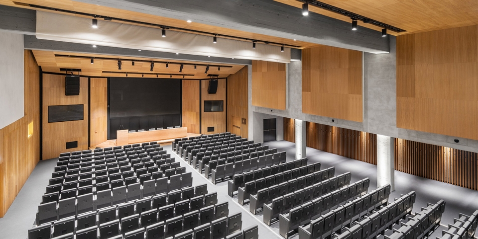 aula magna auditorium by studio gemma and alvisi kirimoto