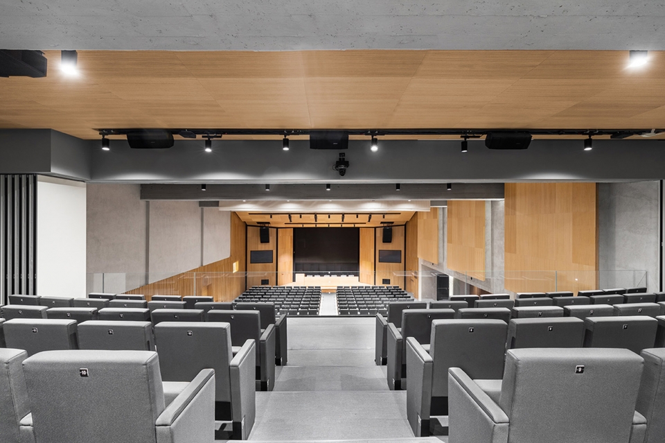 aula magna auditorium by studio gemma and alvisi kirimoto