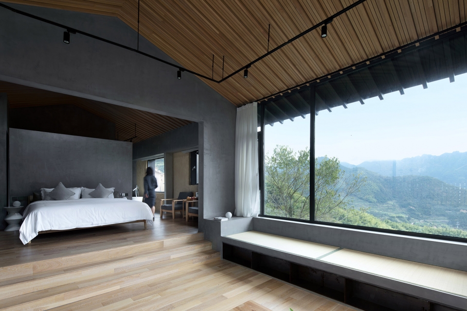 Stray Birds Art Hotel Line