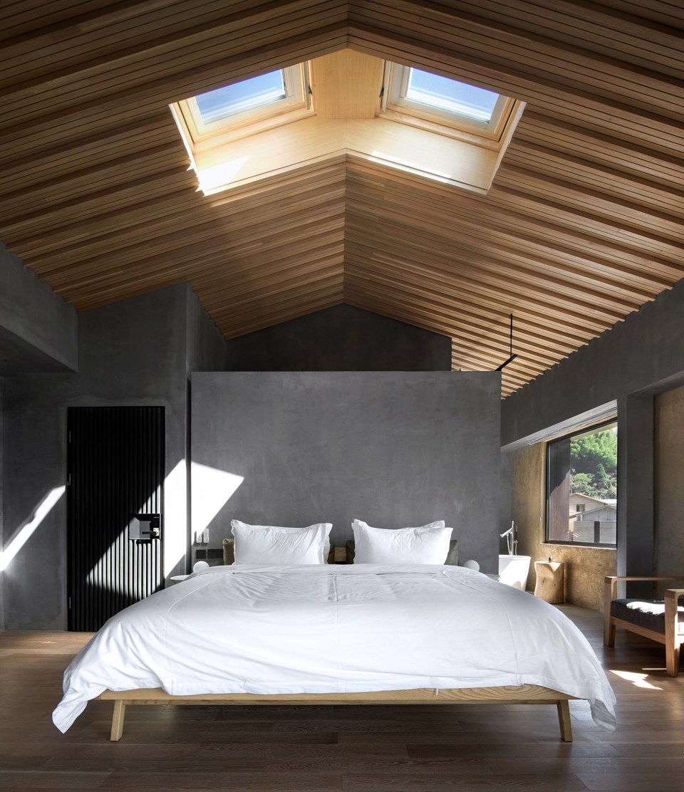 Stray Birds Art Hotel Line