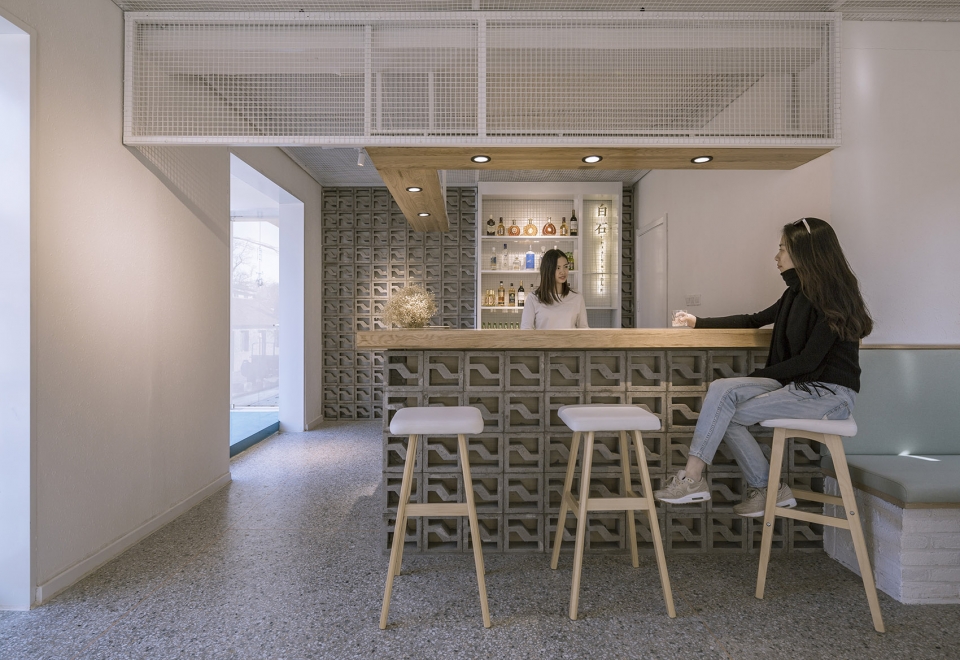 white stone bar 3andwich design
