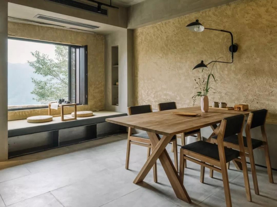 Stray Birds Art Hotel Line
