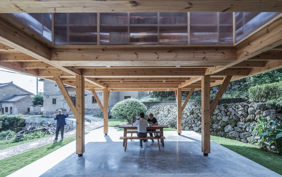 .村民在书屋首层喝茶聊天场景 Villagers drinking tea and chatting on the top of the book house