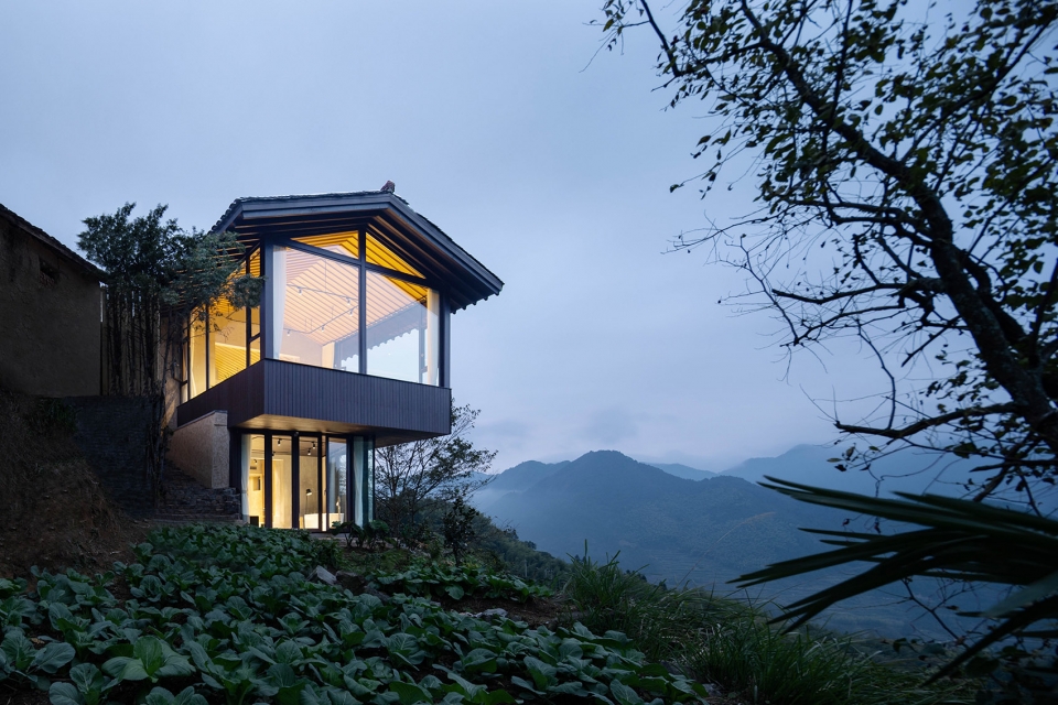 Stray Birds Art Hotel Line