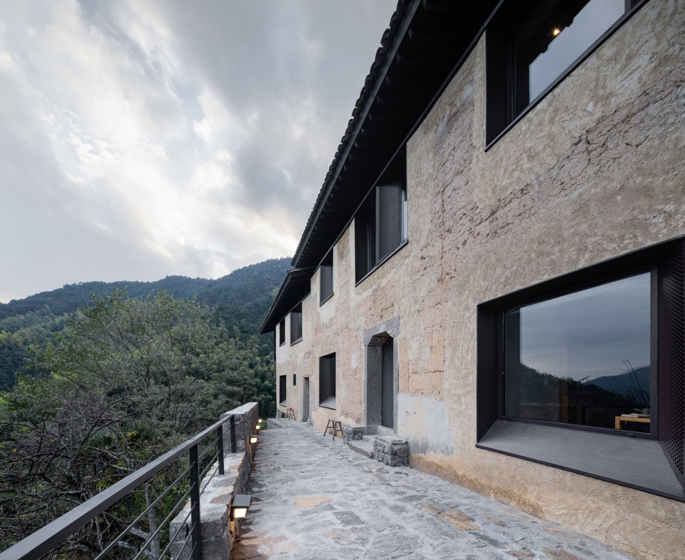 Stray Birds Art Hotel Line