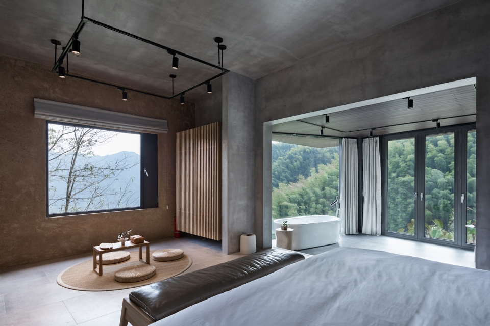 Stray Birds Art Hotel Line