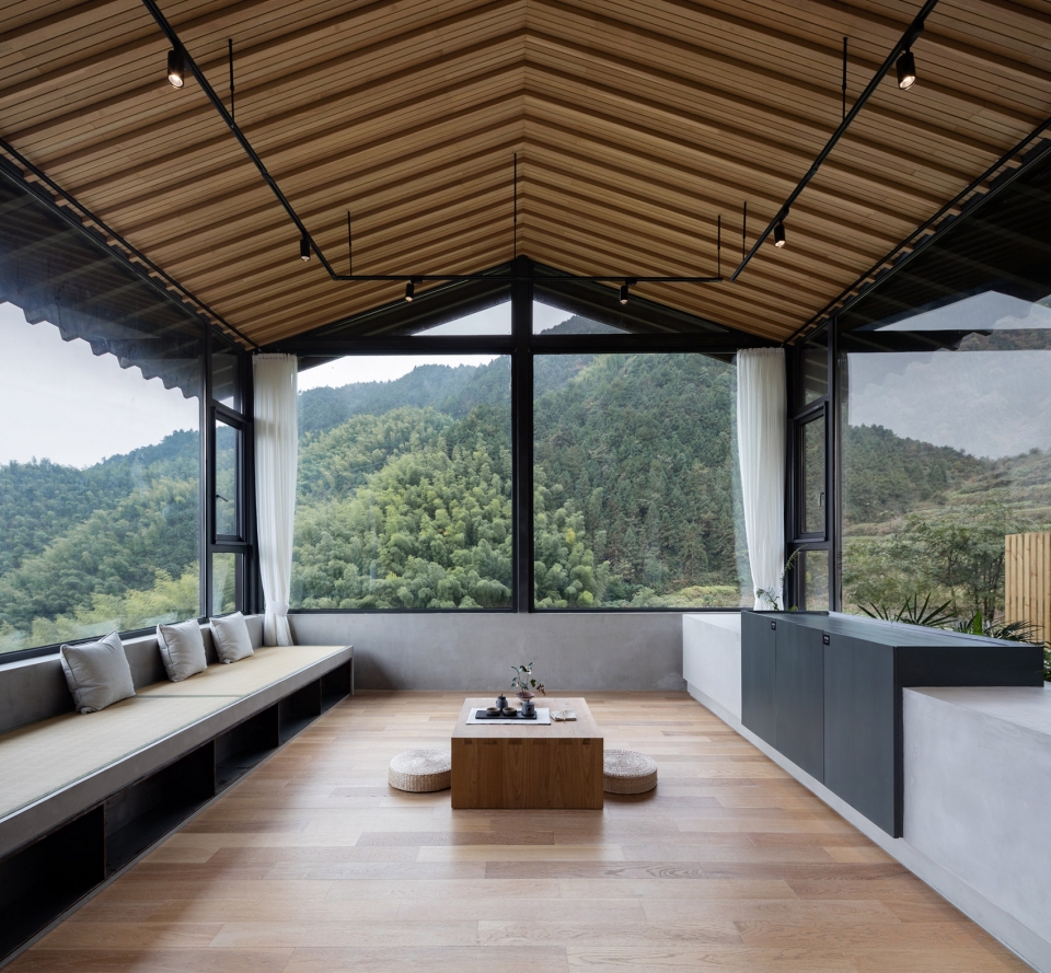 Stray Birds Art Hotel Line