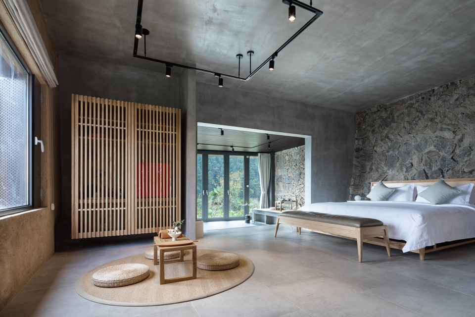 Stray Birds Art Hotel Line