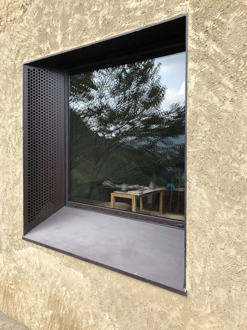 Stray Birds Art Hotel Line
