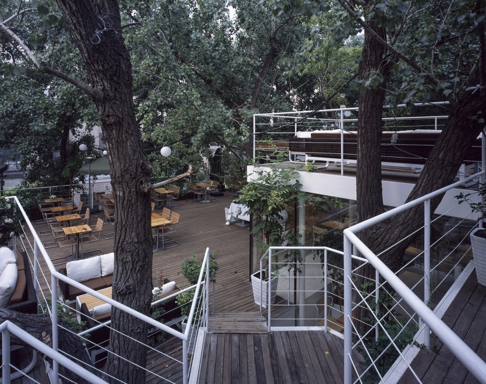 连接室外平台和屋顶平台的楼梯 TiensTiens cafe TAO 960x759
