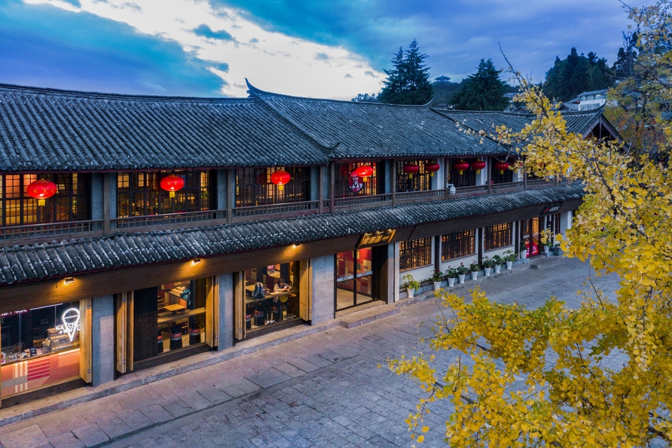 肯德基玉河广场店,丽江 / RooMoo
用纳西族传统特色面料覆盖整个空间