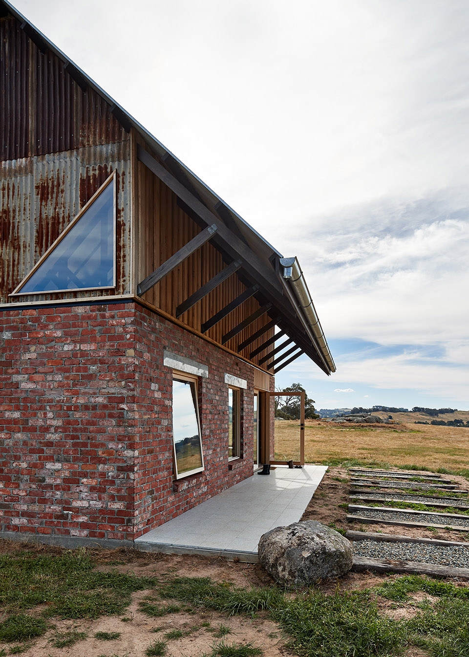 nulla vale house and shed by mrtn architects