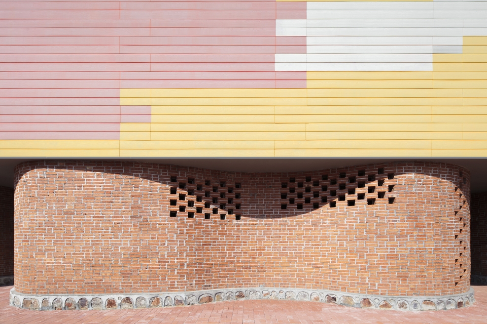 indoor playground doubling as lecture hall of yueyang county no 3 middle school china by sup atelier