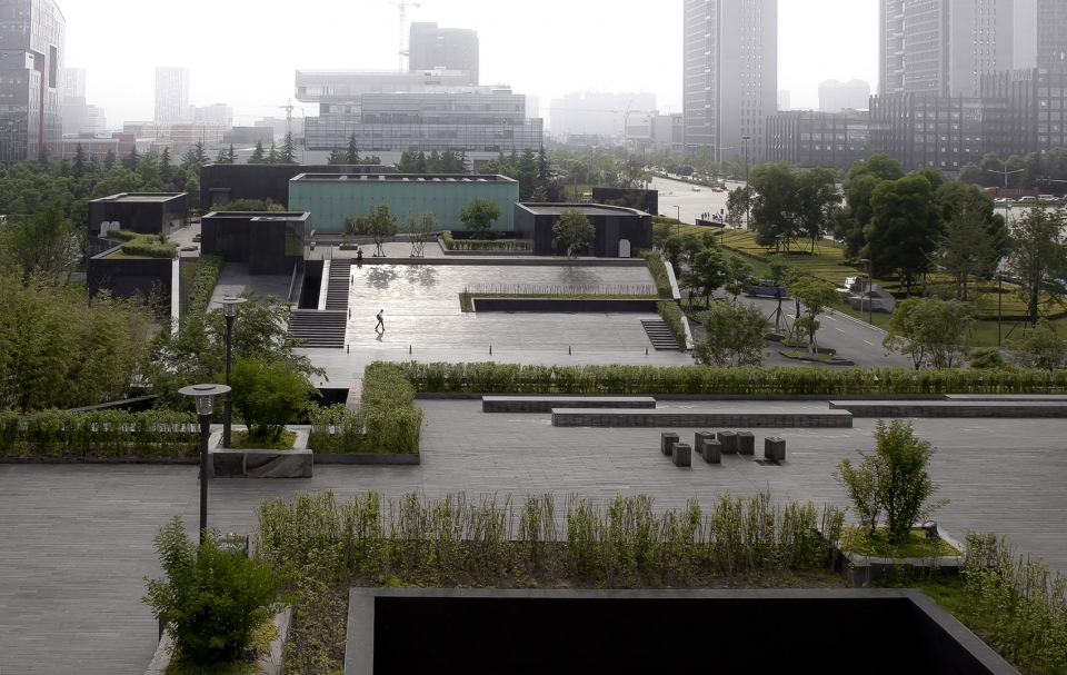 当代美术馆,成都 家琨建筑设计事务所
匍匐于基地的建筑塑造出屋顶聚落与花园