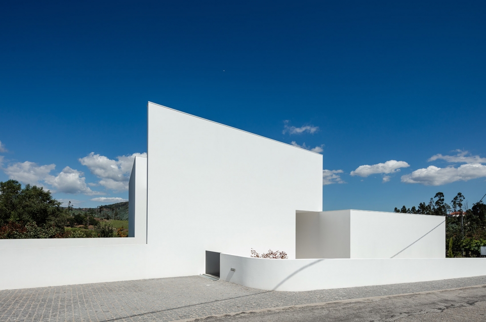 gafarim house by tiago do vale arquitectos