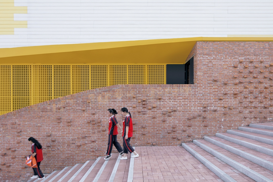 indoor playground doubling as lecture hall of yueyang county no 3 middle school china by sup atelier