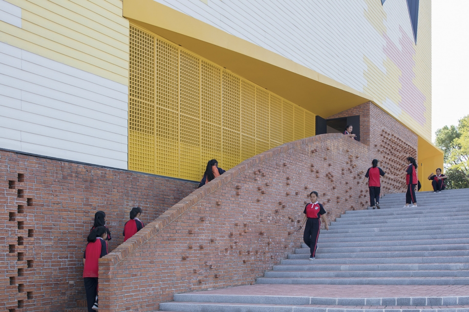 indoor playground doubling as lecture hall of yueyang county no 3 middle school china by sup atelier
