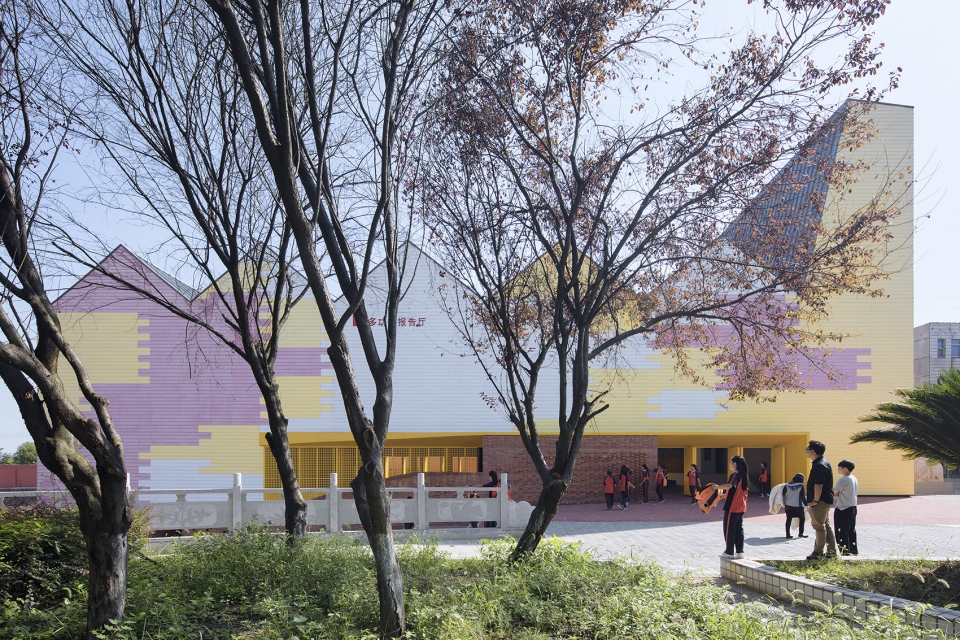 indoor playground doubling as lecture hall of yueyang county no 3 middle school china by sup atelier