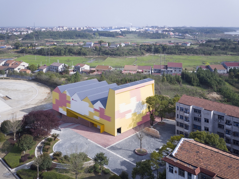 indoor playground doubling as lecture hall of yueyang county no 3 middle school china by sup atelier