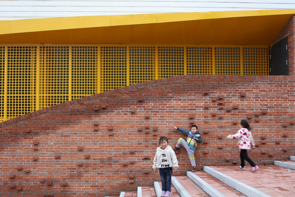 indoor playground doubling as lecture hall of yueyang county no 3 middle school china by sup atelier