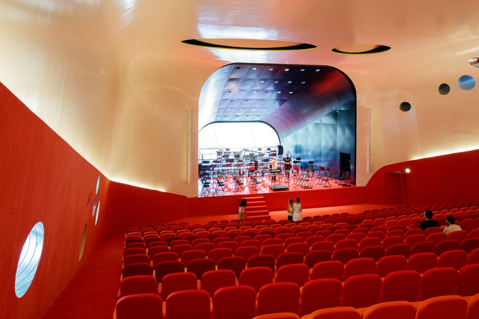 plasencia conference center and auditorium by selgascano
