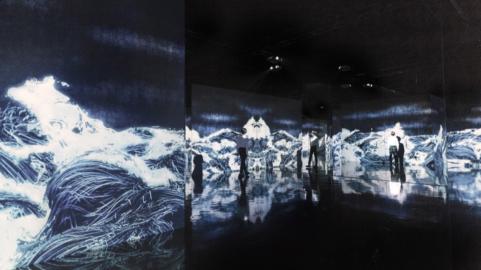teamlab universe of water particles in the tank
