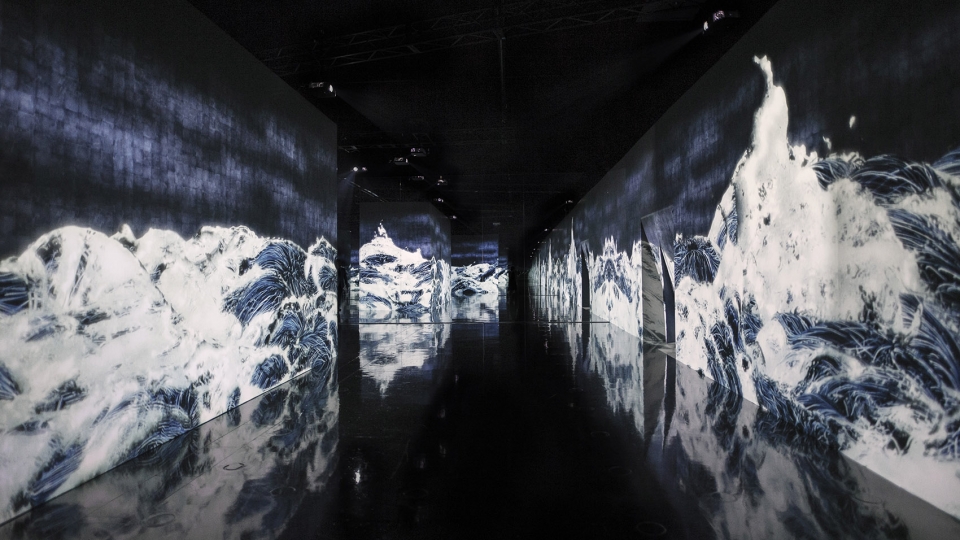 teamlab universe of water particles in the tank