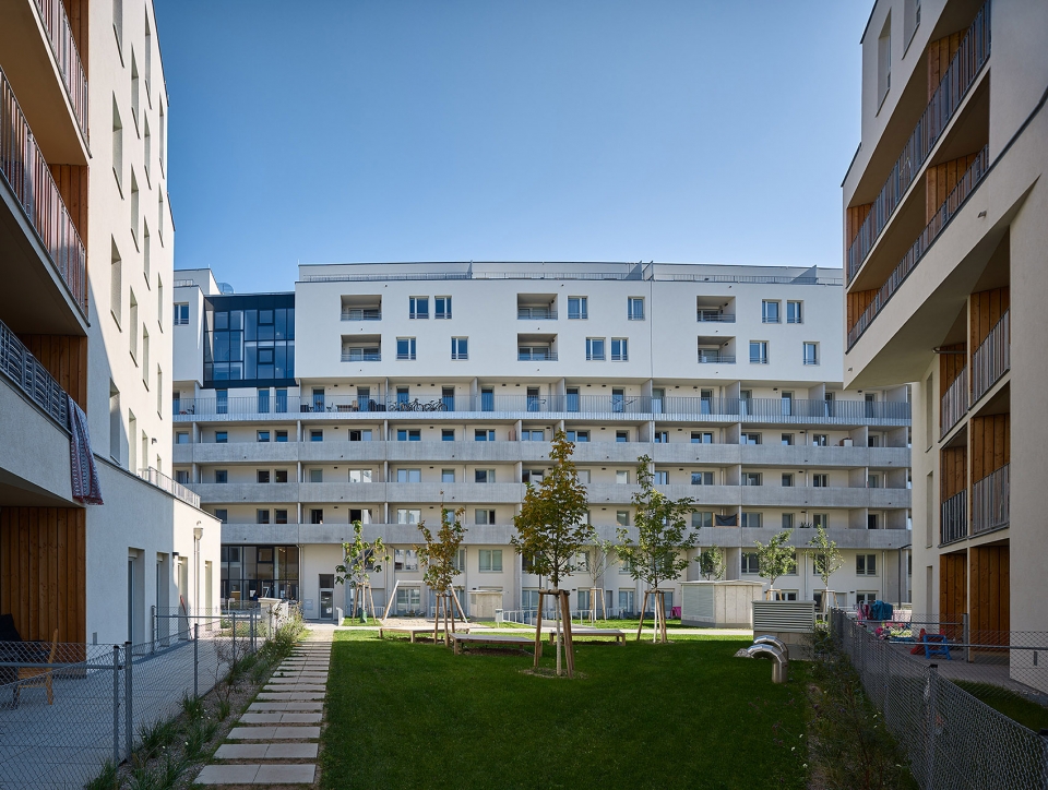 performative brise soleil by studiovlaystreeruwitz