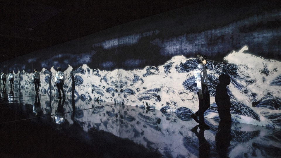 teamlab universe of water particles in the tank