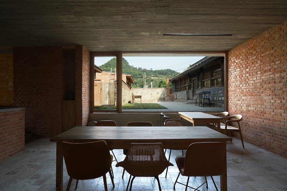Courtyard House in the North Cashijiang by xian Architects 960x639
