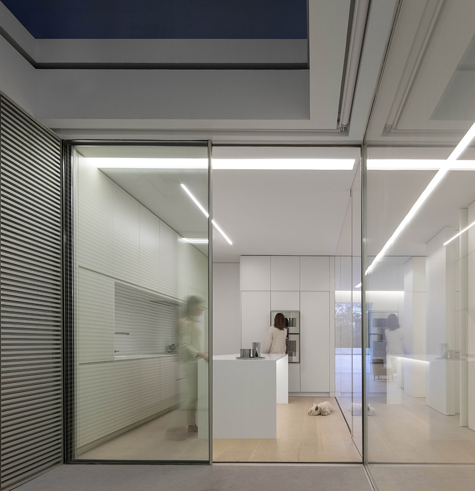 the blue garden by fran silvestre arquitectos