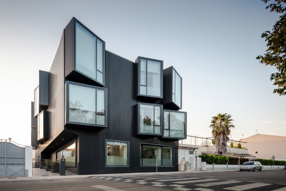 santa casa da misericordias elderly care centre by nuno piedade alexandre